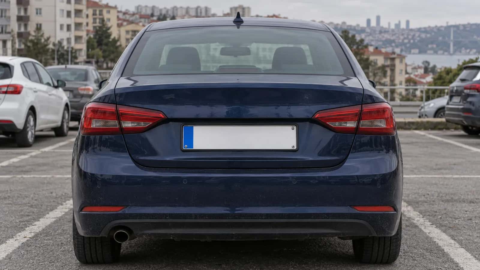 Plakası boş bırakılmış bir aracın arka tamponu ve plaka yuvası