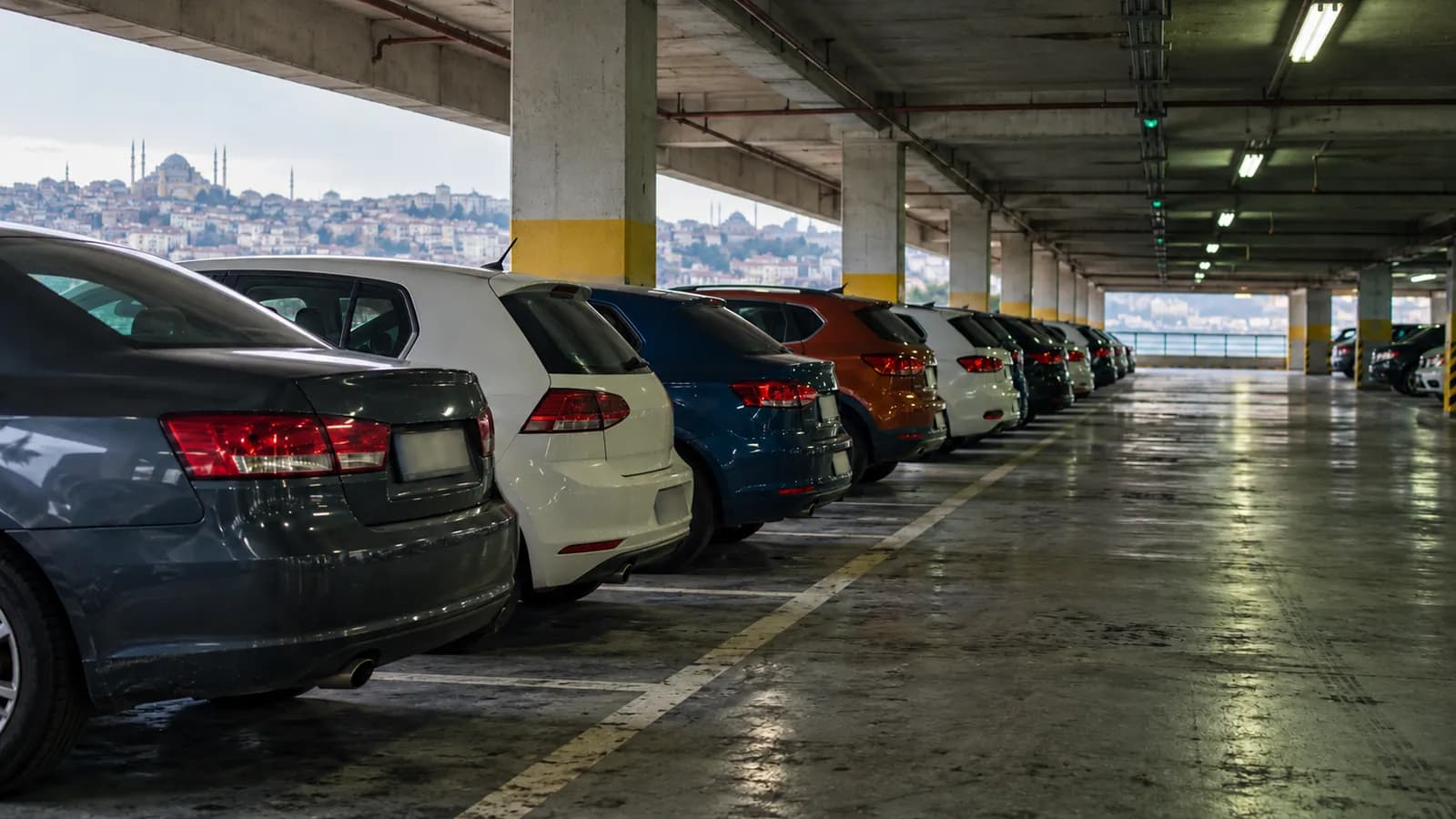 Bir katlı otoparkta sıra sıra park etmiş araçlar