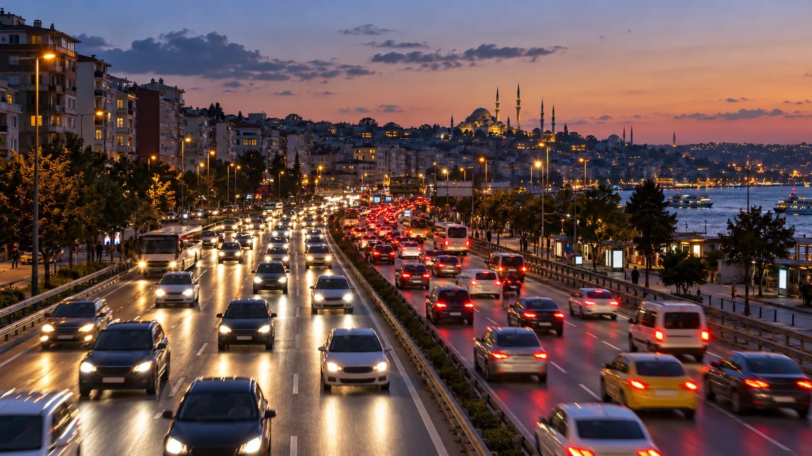 Akşam saatlerinde İstanbul'da yoğun bir caddede araç trafiği